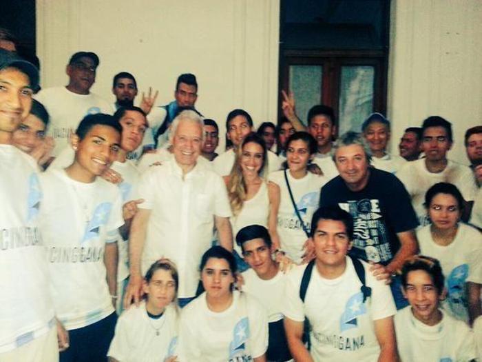 Racing Clubın başkanının kızlarından saha içerisinde selfie