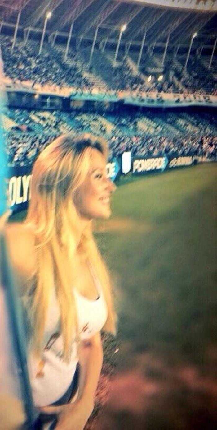 Racing Clubın başkanının kızlarından saha içerisinde selfie