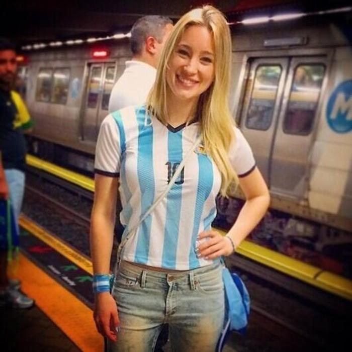 Racing Clubın başkanının kızlarından saha içerisinde selfie