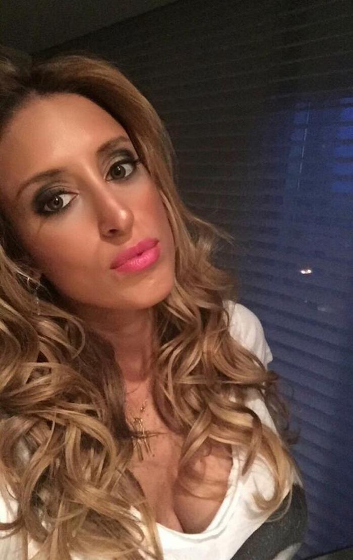 Racing Clubın başkanının kızlarından saha içerisinde selfie