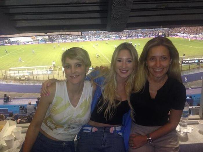 Racing Clubın başkanının kızlarından saha içerisinde selfie