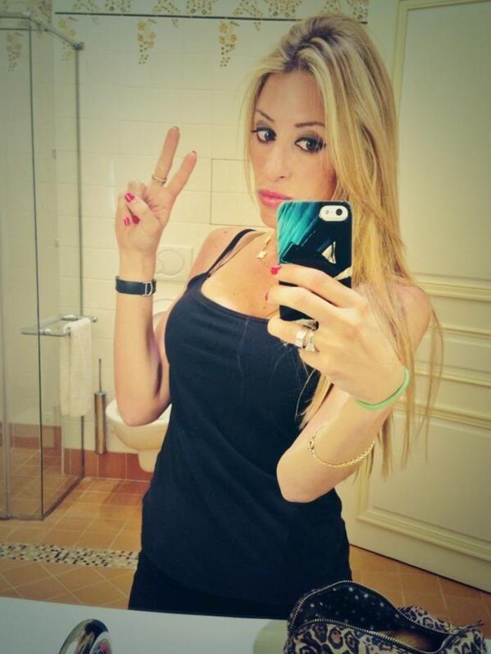Racing Clubın başkanının kızlarından saha içerisinde selfie