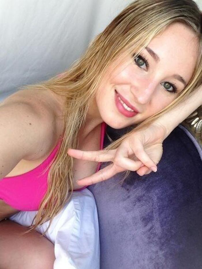 Racing Clubın başkanının kızlarından saha içerisinde selfie