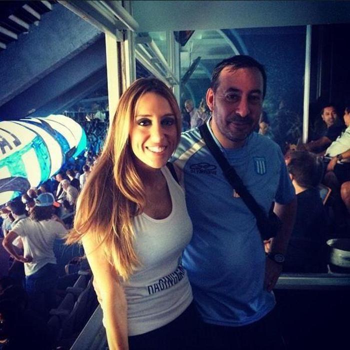 Racing Clubın başkanının kızlarından saha içerisinde selfie