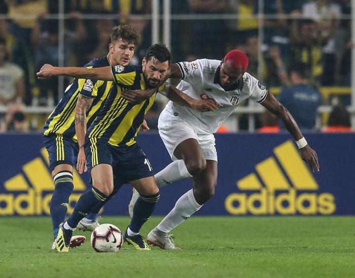 Beşiktaş, yine Fenerbahçenin sağ bek Şener Özbayraklıya gözünü dikti