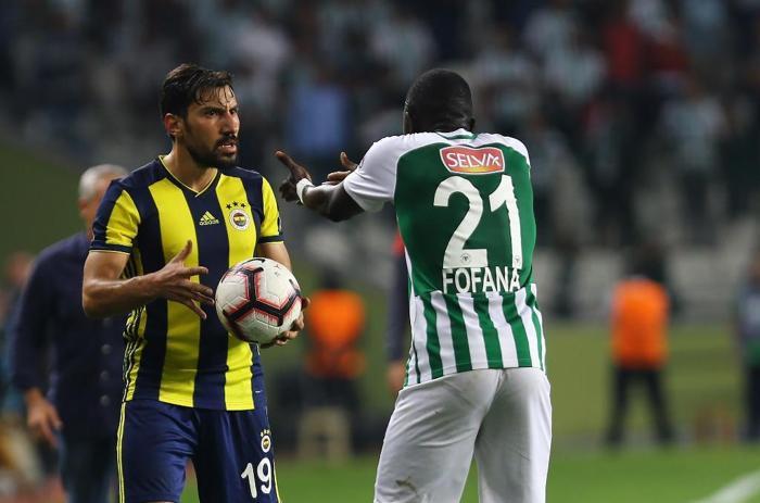 Beşiktaş, yine Fenerbahçenin sağ bek Şener Özbayraklıya gözünü dikti
