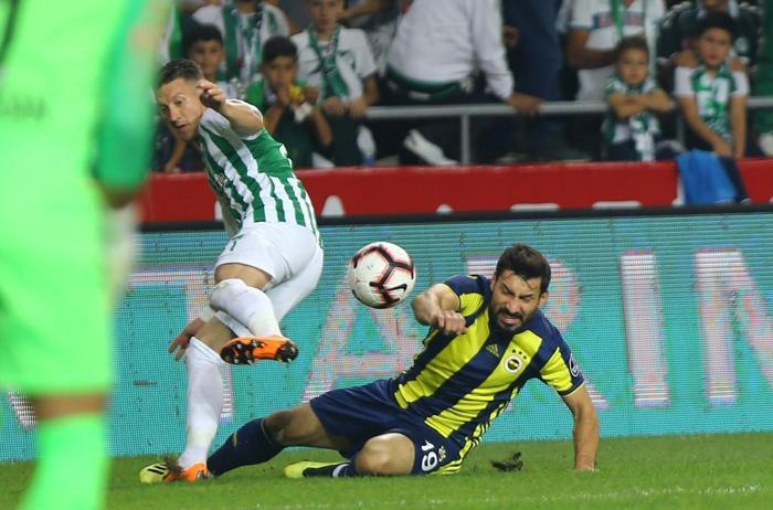 Beşiktaş, yine Fenerbahçenin sağ bek Şener Özbayraklıya gözünü dikti