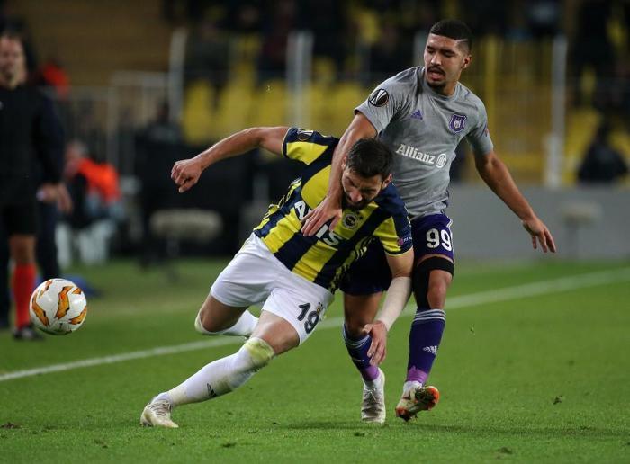 Beşiktaş, yine Fenerbahçenin sağ bek Şener Özbayraklıya gözünü dikti