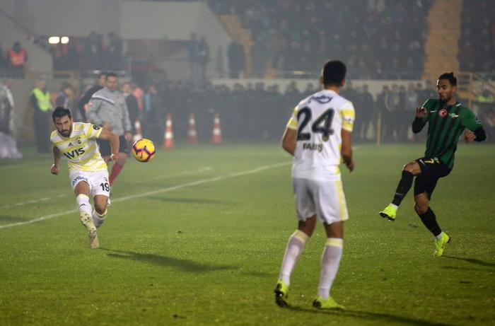 Beşiktaş, yine Fenerbahçenin sağ bek Şener Özbayraklıya gözünü dikti