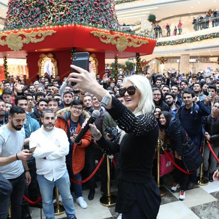 Alexandra Mary Hirschi İstanbulda hayranlarıyla buluştu