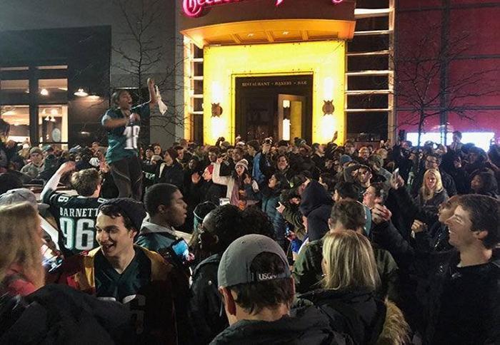 Philadelphia Eagles taraftarları Super Bowl zaferini sokakta kutladı