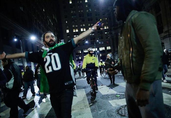 Philadelphia Eagles taraftarları Super Bowl zaferini sokakta kutladı