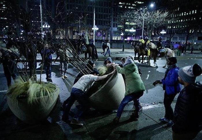Philadelphia Eagles taraftarları Super Bowl zaferini sokakta kutladı