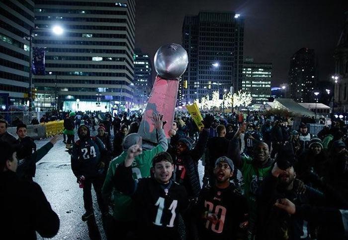 Philadelphia Eagles taraftarları Super Bowl zaferini sokakta kutladı