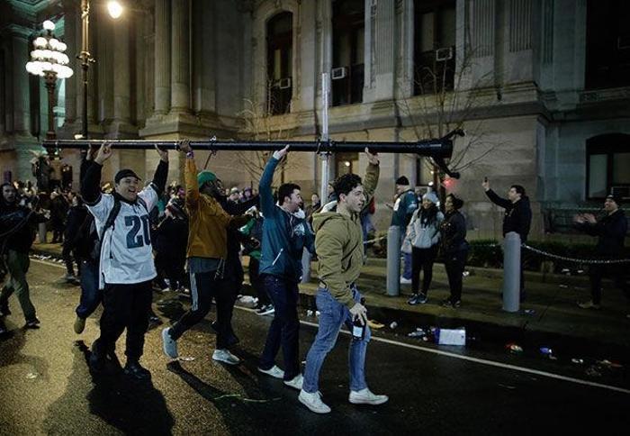 Philadelphia Eagles taraftarları Super Bowl zaferini sokakta kutladı