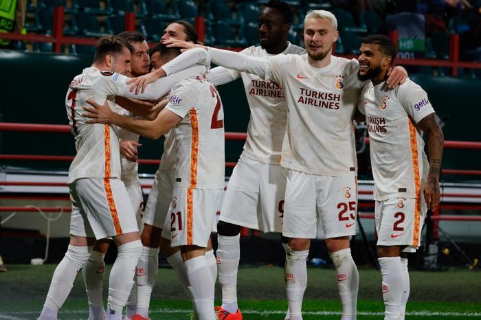 Galatasarayın Avrupadaki başarı hikayesi Terim dünyaca ünlü teknik adamların bileğini büktü...