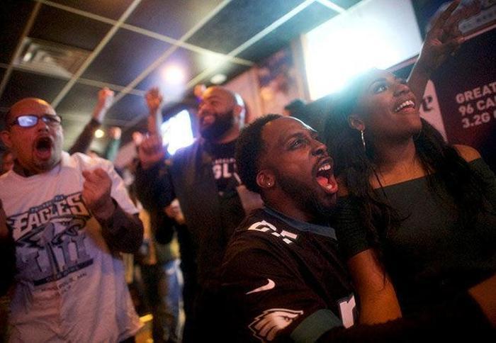 Philadelphia Eagles taraftarları Super Bowl zaferini sokakta kutladı