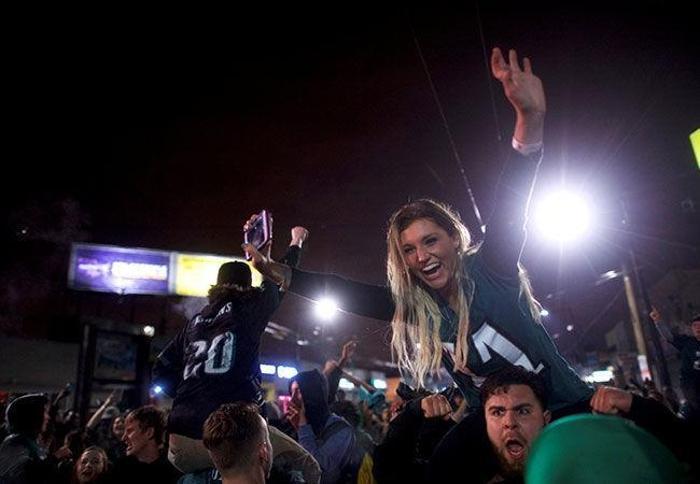 Philadelphia Eagles taraftarları Super Bowl zaferini sokakta kutladı