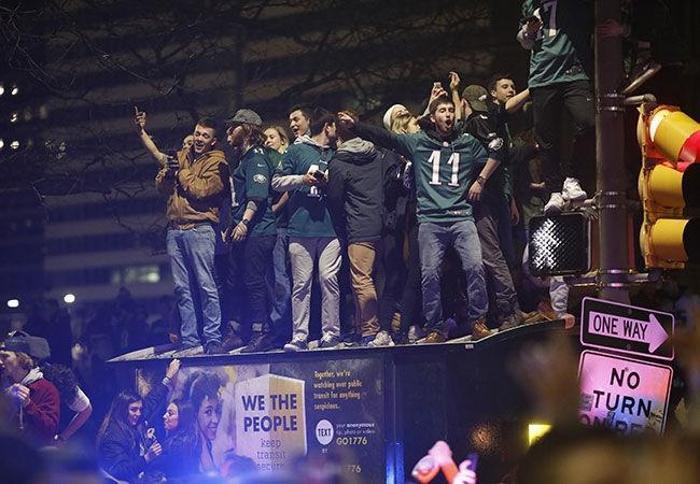 Philadelphia Eagles taraftarları Super Bowl zaferini sokakta kutladı