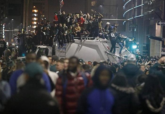 Philadelphia Eagles taraftarları Super Bowl zaferini sokakta kutladı