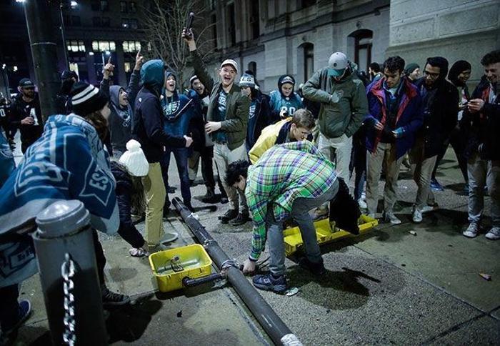 Philadelphia Eagles taraftarları Super Bowl zaferini sokakta kutladı