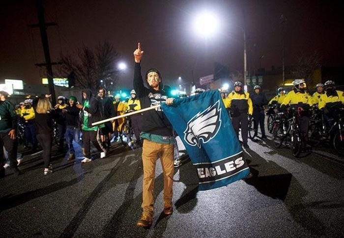 Philadelphia Eagles taraftarları Super Bowl zaferini sokakta kutladı