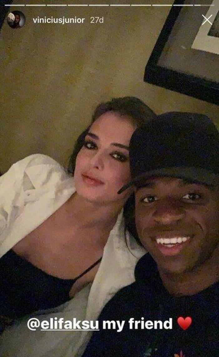 Real Madridli Vinicius Junior galibiyeti Elif Aksu ile kutladı