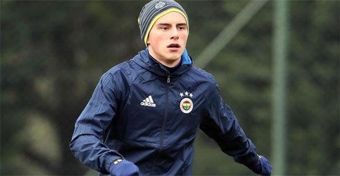 Eljif Elmas yeni tarzıyla şaşırttı