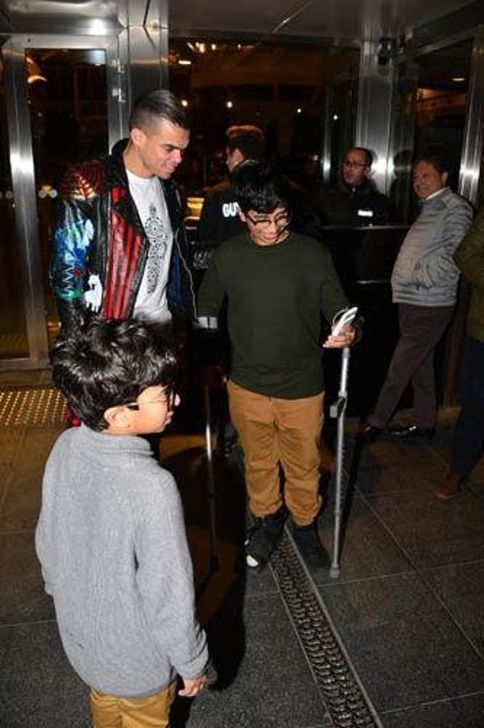 Pepe ve Quaresma yengelerle yemekte Şaşırtan detay...
