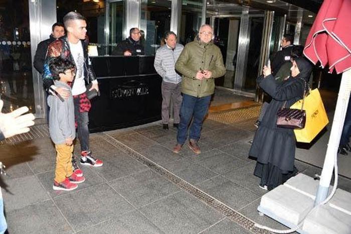 Pepe ve Quaresma yengelerle yemekte Şaşırtan detay...