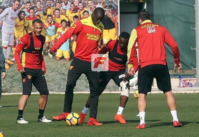 Demba Ba Göztepede ilk idmanına çıktı