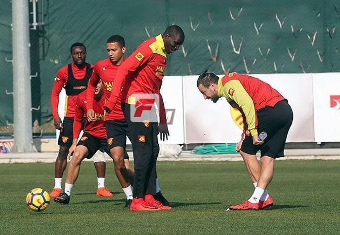Demba Ba Göztepede ilk idmanına çıktı