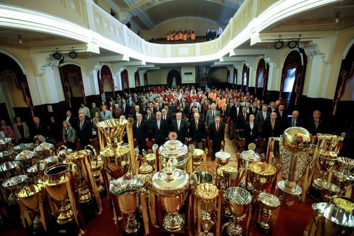 Galatasarayda yöneticiler birbirine girdi
