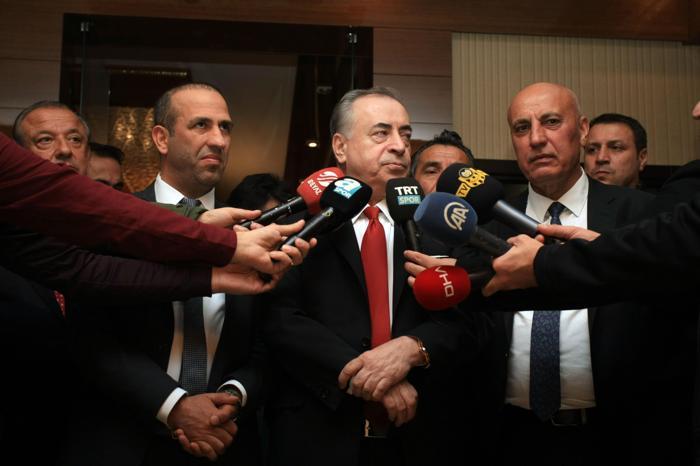 Galatasarayda yöneticiler birbirine girdi