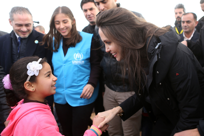 Angelina Jolie mülteci kampını kızlarıyla birlikte ziyaret etti