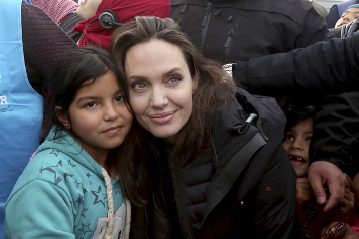 Angelina Jolie mülteci kampını kızlarıyla birlikte ziyaret etti