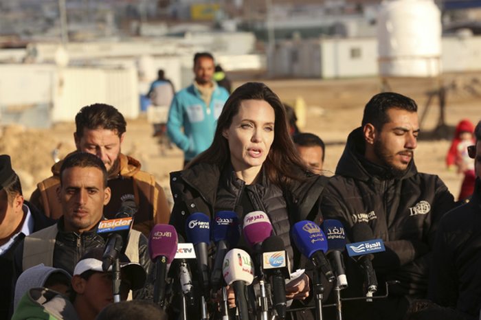 Angelina Jolie mülteci kampını kızlarıyla birlikte ziyaret etti