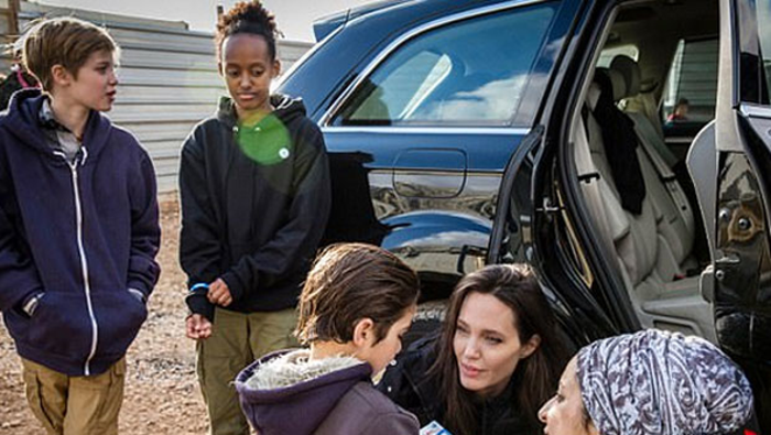 Angelina Jolie mülteci kampını kızlarıyla birlikte ziyaret etti