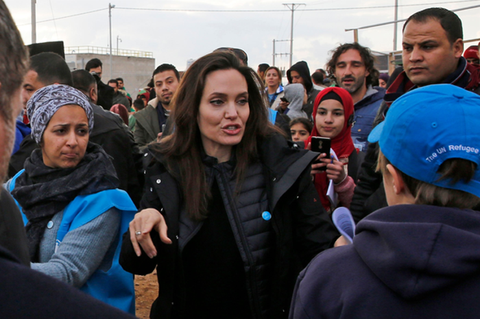 Angelina Jolie mülteci kampını kızlarıyla birlikte ziyaret etti