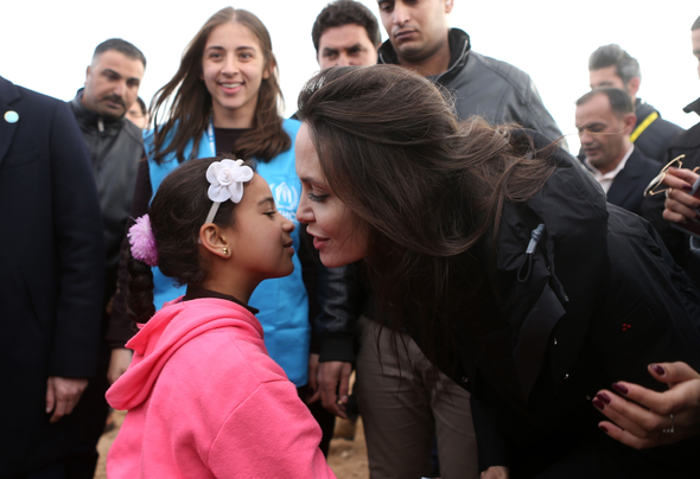 Angelina Jolie mülteci kampını kızlarıyla birlikte ziyaret etti