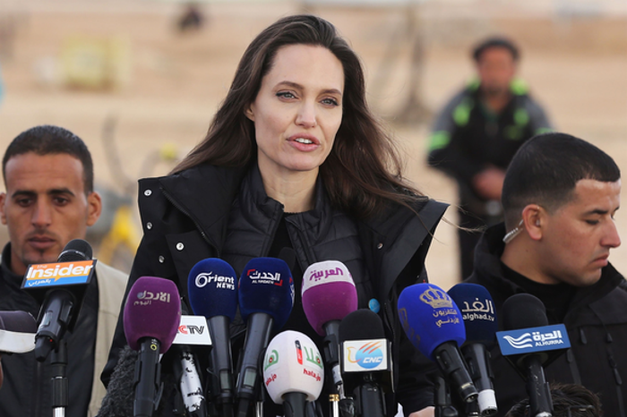 Angelina Jolie mülteci kampını kızlarıyla birlikte ziyaret etti