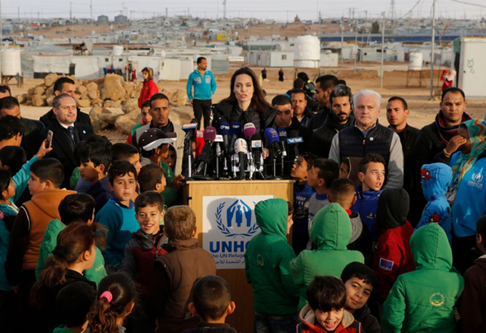 Angelina Jolie mülteci kampını kızlarıyla birlikte ziyaret etti