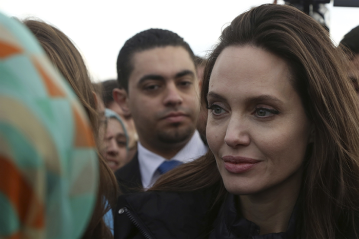Angelina Jolie mülteci kampını kızlarıyla birlikte ziyaret etti