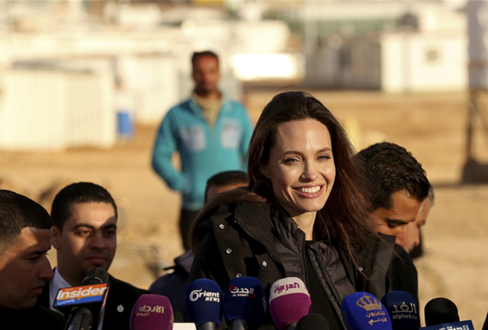 Angelina Jolie mülteci kampını kızlarıyla birlikte ziyaret etti