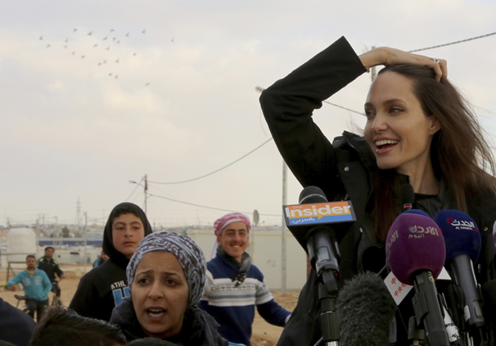 Angelina Jolie mülteci kampını kızlarıyla birlikte ziyaret etti