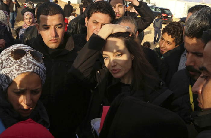 Angelina Jolie mülteci kampını kızlarıyla birlikte ziyaret etti