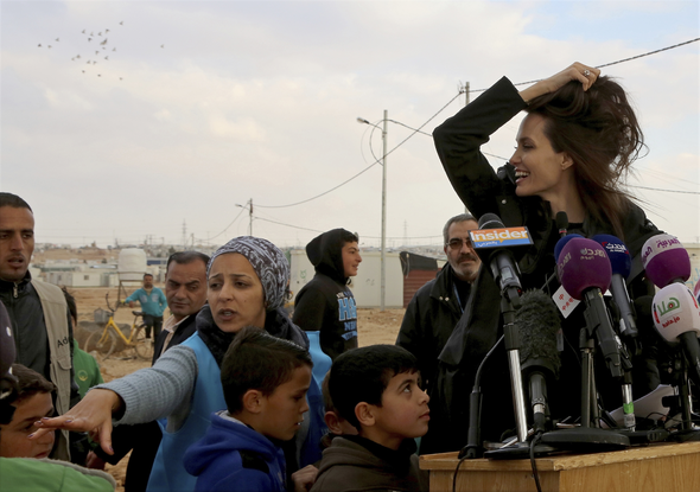 Angelina Jolie mülteci kampını kızlarıyla birlikte ziyaret etti