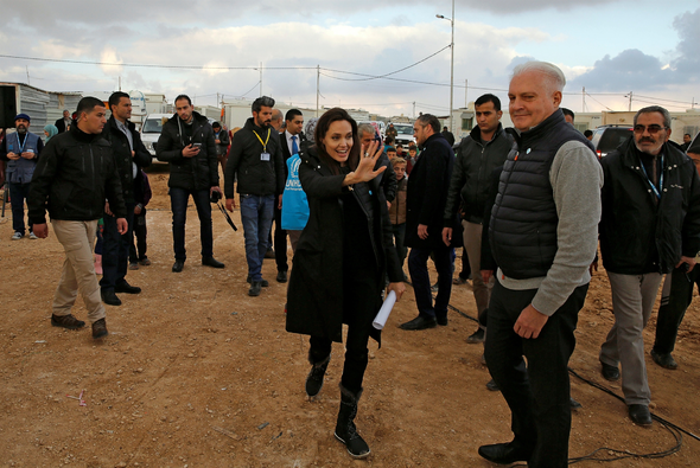 Angelina Jolie mülteci kampını kızlarıyla birlikte ziyaret etti