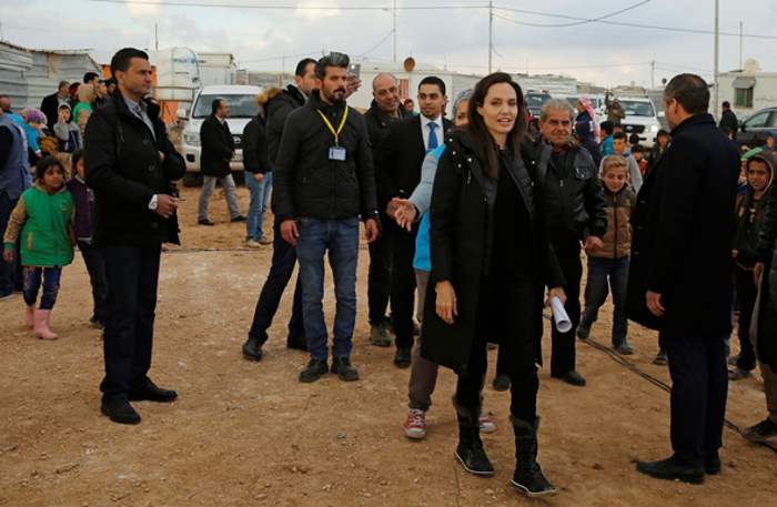 Angelina Jolie mülteci kampını kızlarıyla birlikte ziyaret etti