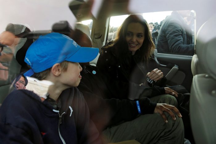 Angelina Jolie mülteci kampını kızlarıyla birlikte ziyaret etti
